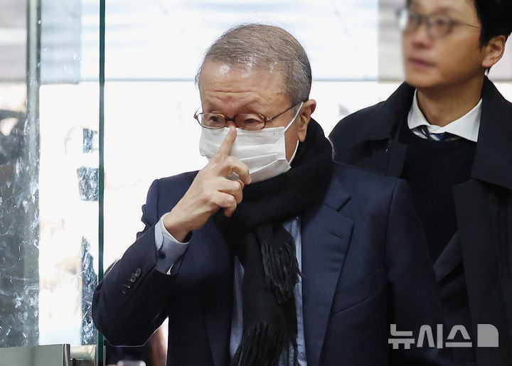 검찰, '리베이트 수수' <b>홍원식</b> 전 <b>남양유업</b> 회장 구속기소