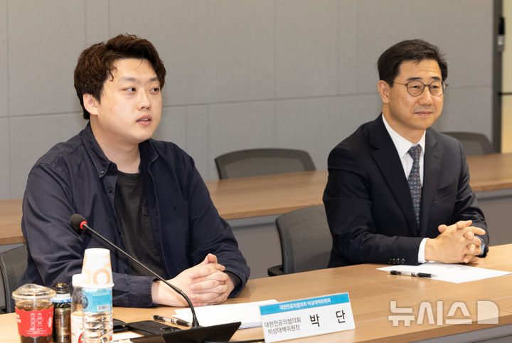 [서울=뉴시스] 황준선 기자 = 박단(왼쪽) 대한전공의협의회 비상대책위원장이 24일 오후 서울 용산구 대한의사협회에서 열린 개혁신당-의협-대전협 간담회에서 발언하고 있다. 오른쪽은 박형욱 대한의사협회 비상대책위원장.
