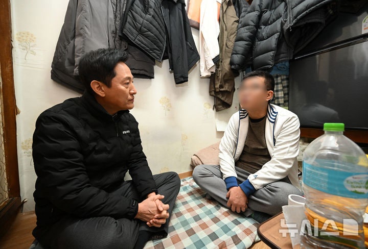 <b>쪽방촌</b> 주민과 인사 나누는 <b>오세훈</b> 시장