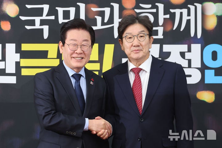 <b>권성동</b> "남발했던 탄핵안 철회해달라" <b>이재명</b> "민생 위해 추경해야"