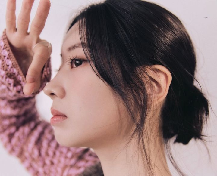 TWICEダヒョン、ノースリーブでかわいいポーズ - ファンプラス