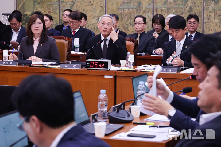 눈 만지는 <b>유인촌 장관</b>