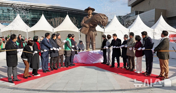'볏짚 들고 미소 띤 모습' 드러낸 <b>동대구역</b> <b>박정희 동상</b>