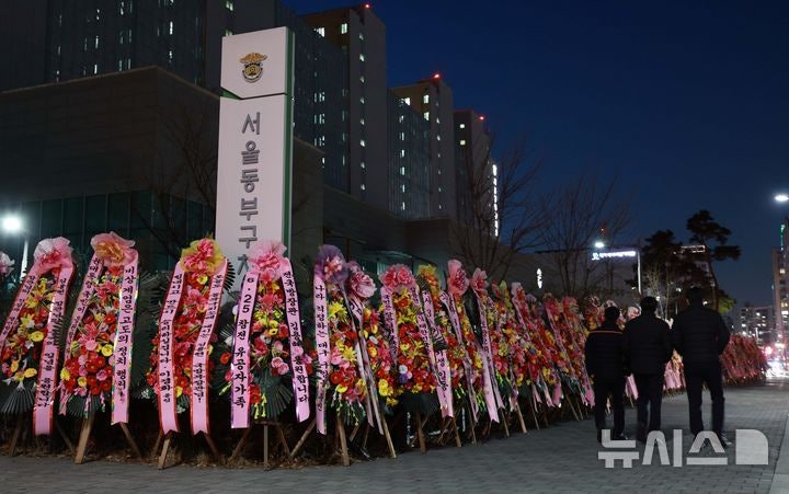 서울동부구치소 앞 <b>김용현</b> 응원 <b>화환</b> 행렬…"구국의 영웅" "당대의 이순...