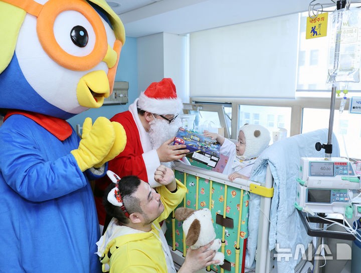 [=ý] ڰȣȸ ̺  ȯƿ  ϰ ִ. (=  ) 2024.12.25. photo@newsis.com. 