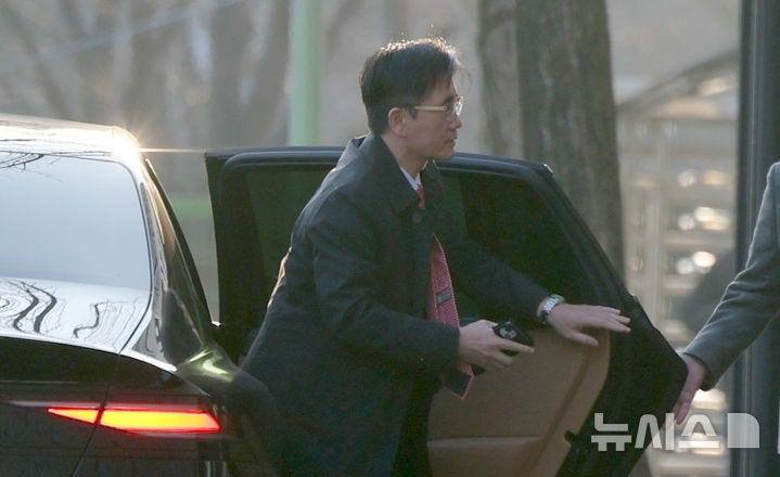 <b>오동운 공수처장</b>, 굳은 표정으로 '윤 <b>소환</b>' 통보일 출근