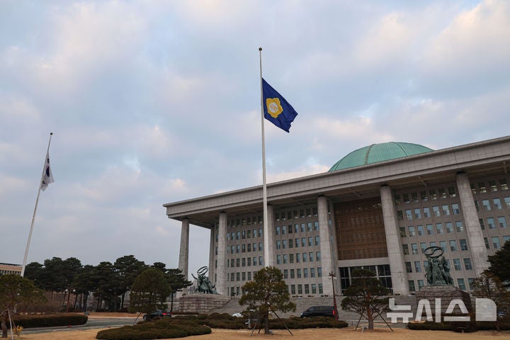 <b>제주항공 참사</b>에 <b>해맞이</b> 등 <b>행사</b> 속속 <b>취소</b>…제야의 종도 축소 가능성
