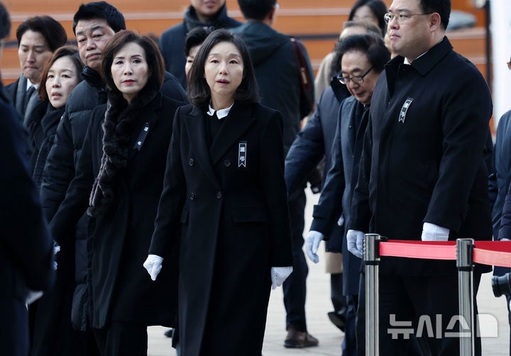 <b>최호정 서울시의회 의장</b>, 합동분향소 조문