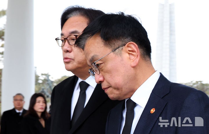 <b>정진석</b> 비서실장 등 대통령실 고위 참모 전원, 崔 대행에 <b>사의 표명</b>
