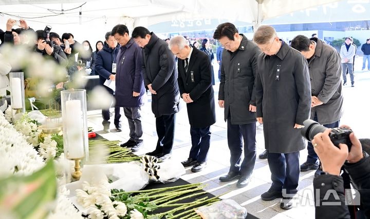 광주 분향소 찾은 <b>이재명</b>…"이승의 번잡함 덜고 편히 잠드소서"