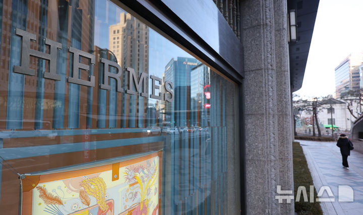 [Seoul=Newsis] Reporter Hwang Junsun - Luxury brand Hermes is reported to increase the prices of bags, clothing, and accessories by more than 10% on average starting from the 3rd.