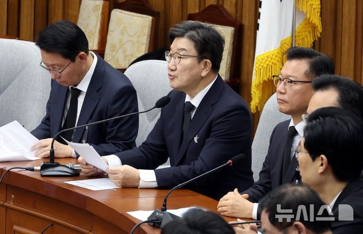 <b>공수처 비판</b>한 <b>권성동</b> "내란죄 수사 권한 없어… 사건 경찰에 이첩하길...