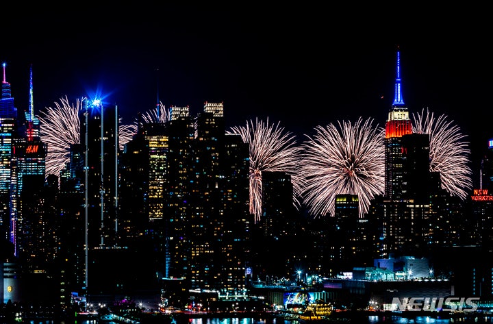 [New York=AP/Newsis] On the 4th (local time), spectacular fireworks celebrating Independence Day lit up the sky over skyscrapers in New York City, creating a beautiful night view. 2022.07.05.