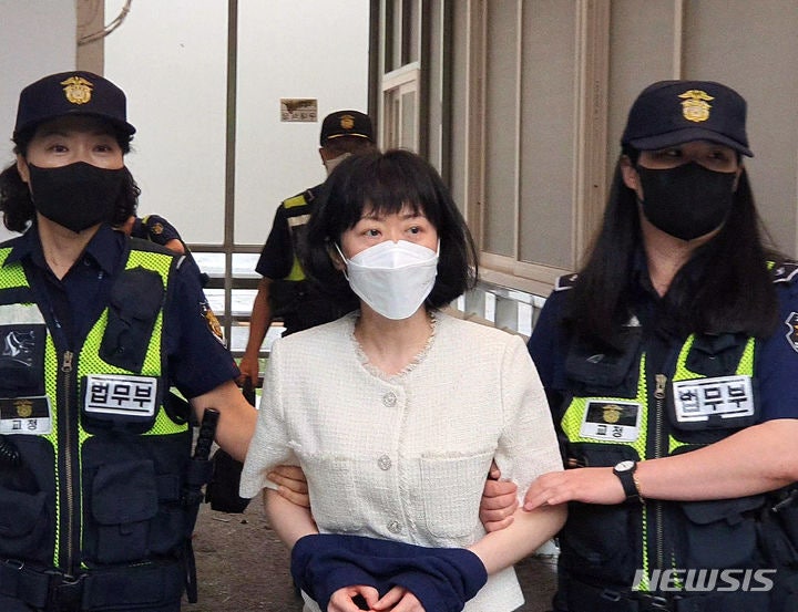 '존속살해' 25년째 수감 무기수 <b>김신혜</b> 재심서 <b>무죄</b>