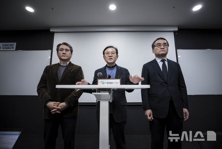 <b>윤갑근 변호사 기자간담회</b>