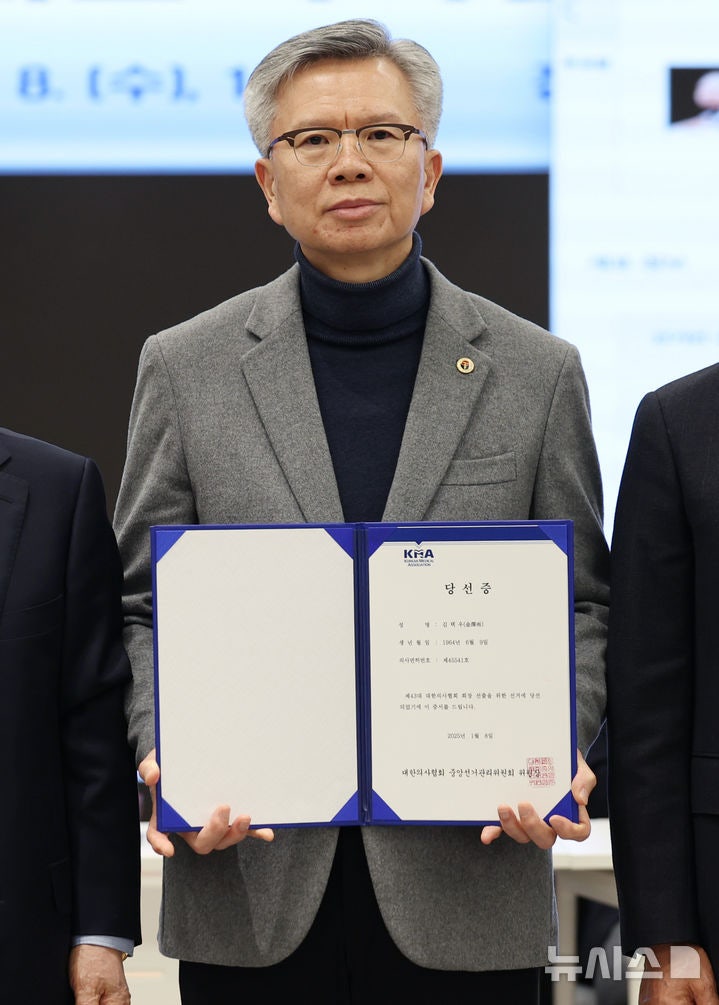 '전공의 지지' <b>김택우</b>, <b>의협</b><b>회장</b> 당선…"폭주기관차 세우자"(종합)