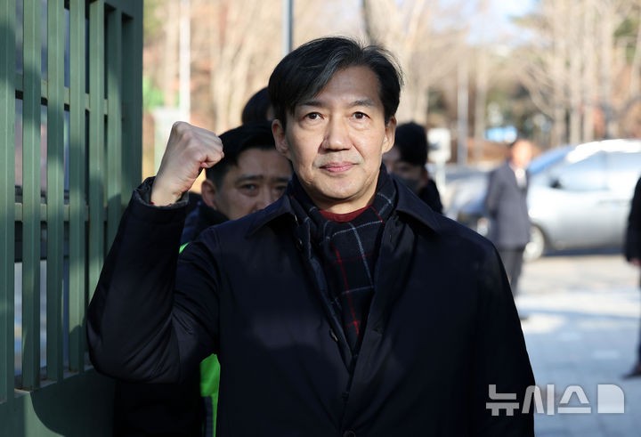 <b>조국</b>, 또 <b>옥중</b>서신 "尹, 법원 영장도 무시하는 미친 폭군"