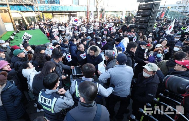 '尹 <b>관저</b>' 한남동 <b>집회</b>로 쓰레기 일평균 8톤 늘어…서울시 "처리비 지원...