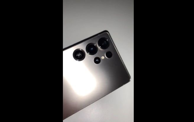 A device assumed to be the Galaxy S25 Ultra. It was introduced as the Galaxy S24 Ultra in online communities, but major IT tipsters like Ice Universe insist that it is indeed the Galaxy S25 Ultra. (Photo captured from Reddit)