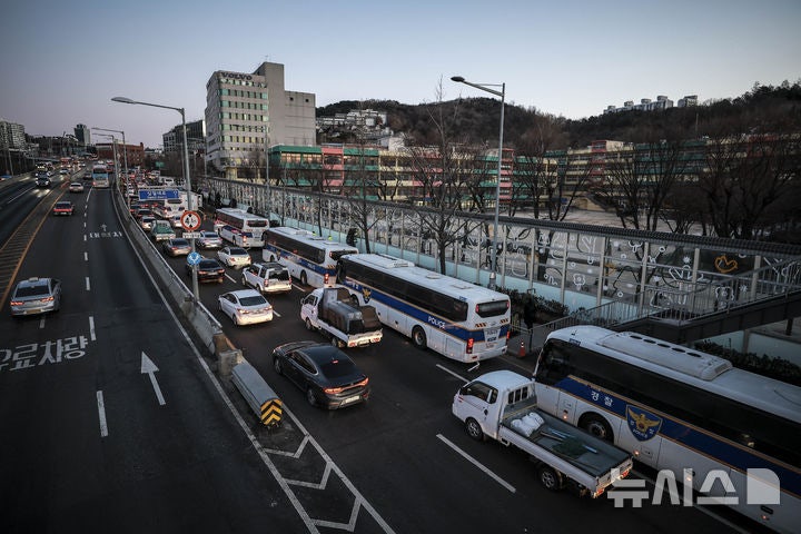 <b>경호처 직원</b> "춥고 <b>불안</b>하다…같이 하지 않으면 비겁자 낙인"