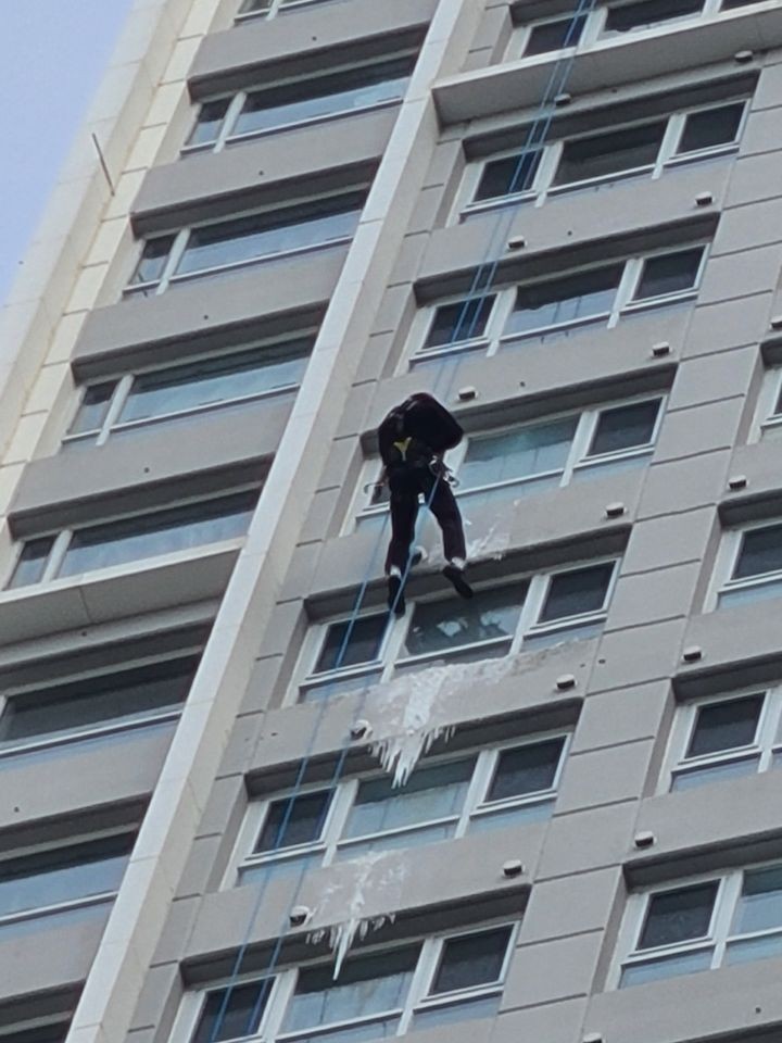 건물 외벽 고드름·도로 결빙, <b>부산 한파 피해</b> 잇달아