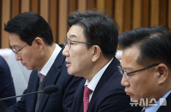 권성동 "의료계와 대화 재개"…정부에 사직 <b>전공의</b> <b>수련특례</b> 요청