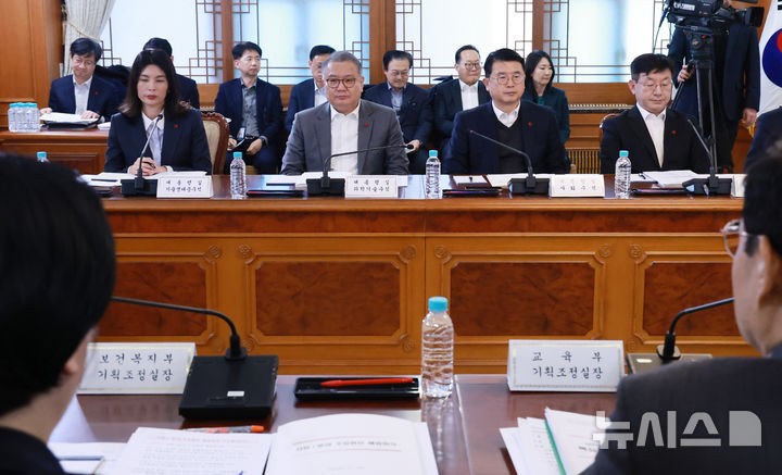 <b>주요현안 해법</b>회의 참석한 대통령실 참모들