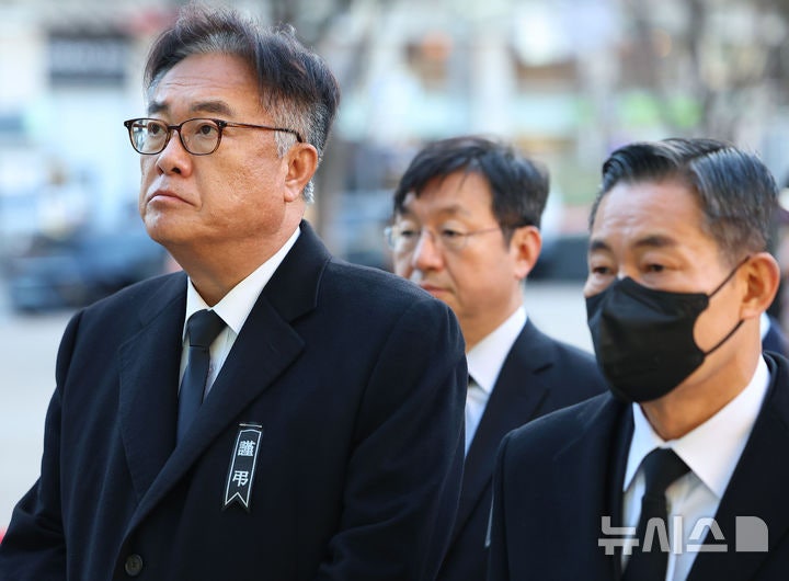 <b>경찰</b> 특수단, <b>정진석</b> 대통령 <b>비서실장</b> 소환 <b>조사</b>