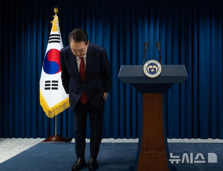 윤 측, <b>정계선 재판관 기피 신청</b>… "공정한 심판 기대 어려워"