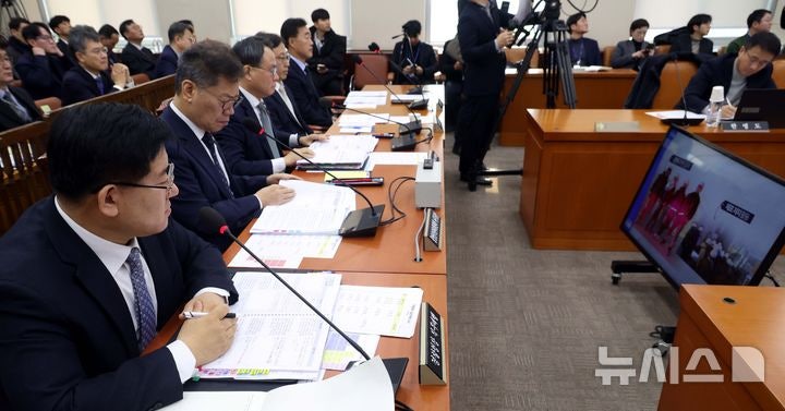 '윤석열 사수 위한 <b>백골단</b>' 사진 보는 <b>이호영</b> 경찰청장 <b>직무대행</b>