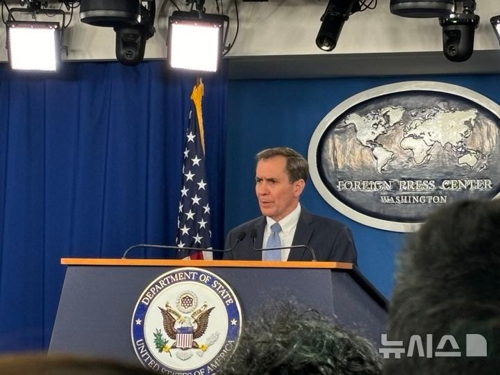 [워싱턴=뉴시스]이윤희 특파원 = 존 커비 미국 백악관 국가안보 소통보좌관이 14일(현지시간) 미국 워싱턴DC 외신기자센터(FPC)에서 기자들의 질문에 답하고 있다. 2025.01.15.