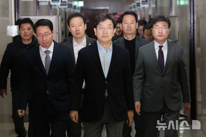 권성동 "<b>공수처</b>·경찰 <b>체포영장</b> 집행 당장 중단해야"