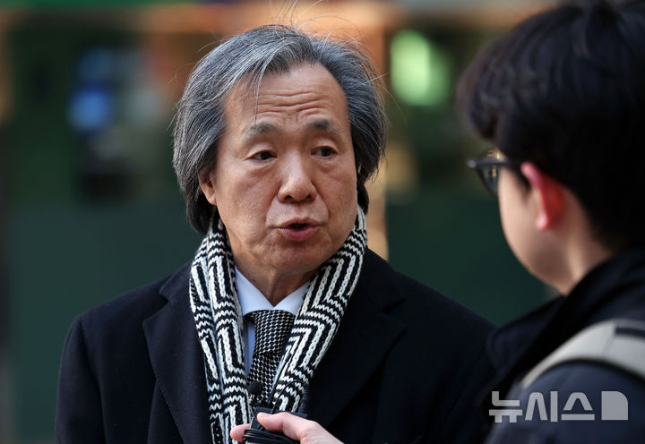 [서울=뉴시스] 홍효식 기자 = 정기석 국민건강보험공단 이사장이 15일 오후 서울 서초구 서울고등법원에서 열리는 담배 소송 항소심 제11차 변론에서 의견 진술을 하기 앞서 취재진 질문에 답하고 있다. 2025.01.