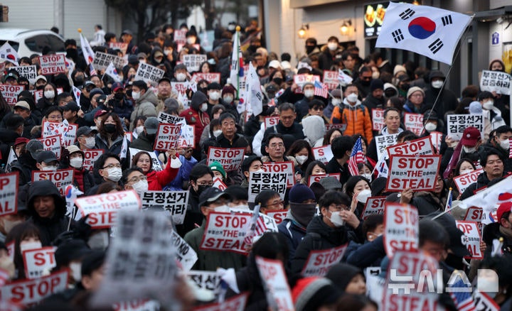 <b>헌재</b> 앞 집결한 <b>친윤 시위대</b>