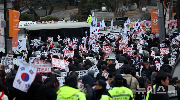 구속 반발, <b>친윤 시위대 헌재</b> 앞 집결