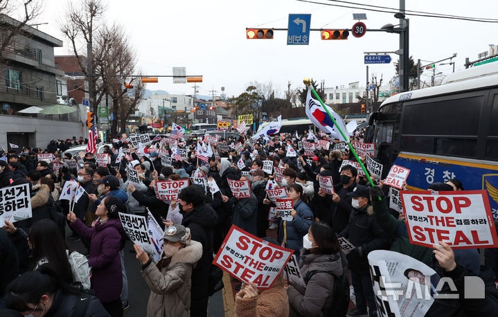 <b>헌재</b> 앞에 몰려든 <b>친윤 시위대</b>