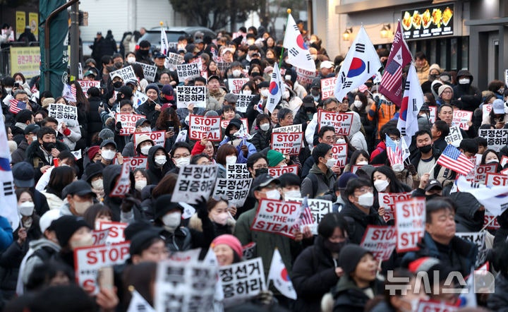 <b>헌재</b> 앞 집결한 <b>친윤 시위대</b>
