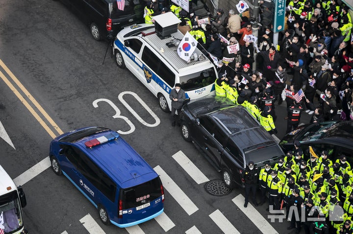 [단독]경찰, '尹 <b>탄핵심판</b>' <b>헌재</b> 인근서 경찰 폭행 여성 체포