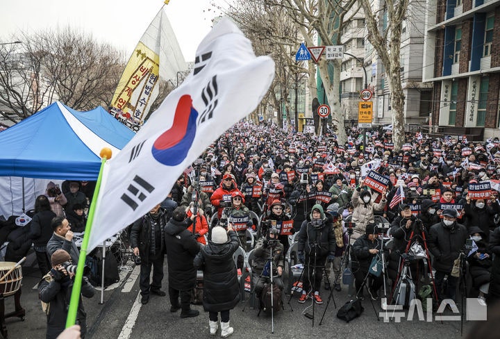 '尹 출석' 헌재 앞 <b>지지자</b> 집결…"탄핵 무효"