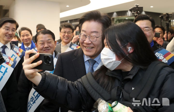 민주, 고속터미널서 <b>귀성 인사</b>…이재명 "시절 하 수상해도 곧 정리"