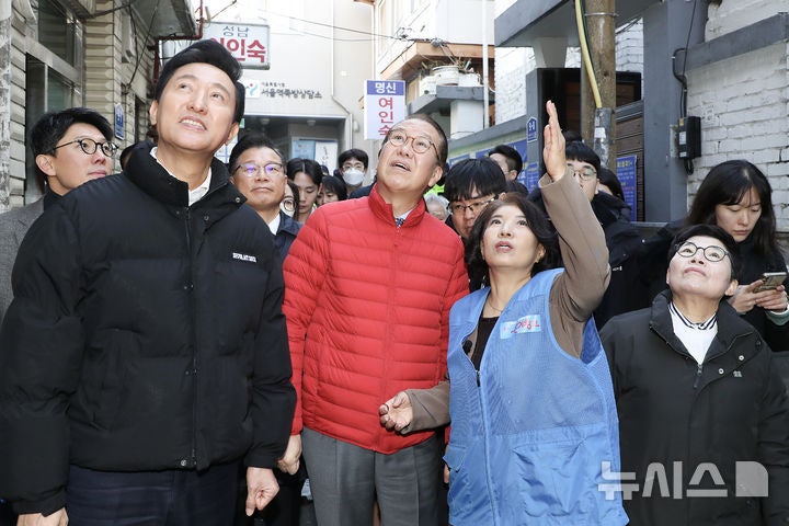 동자동 <b>방문</b>한 <b>권영세</b>-<b>오세훈</b>