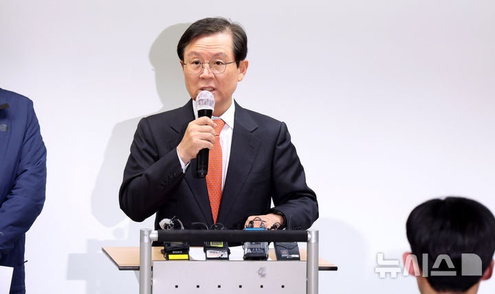 윤 측 "<b>구속 연장 재신청</b>, 듣도 보도 못해…불허 확신"(종합)