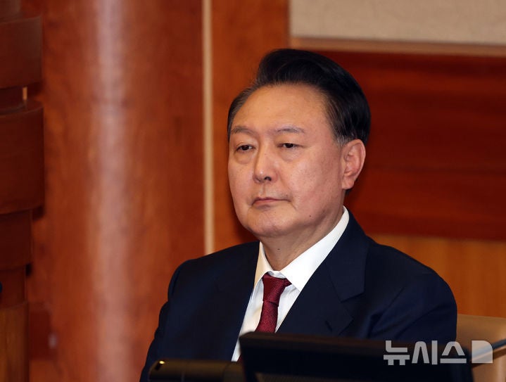 민주 '윤 <b>구속기소</b>'에 "내란수괴에 대한 단죄 시작"
