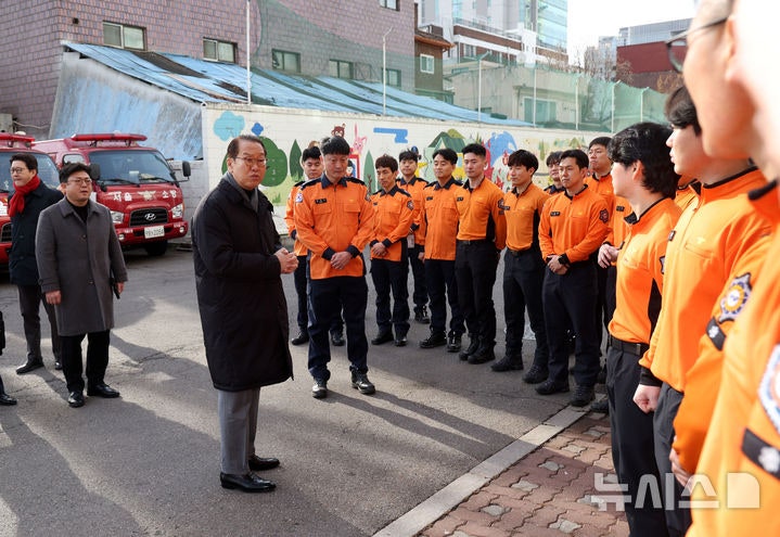 <b>설 명절</b> 필수 근무 소방관 <b>격려</b>하는 <b>권영세</b> 국민의힘 <b>비대위원장</b>