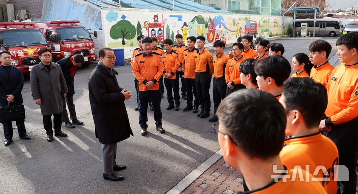 <b>설 명절</b> 필수 근무 소방관 <b>격려</b>하는 <b>권영세</b> 국민의힘 <b>비대위원장</b>