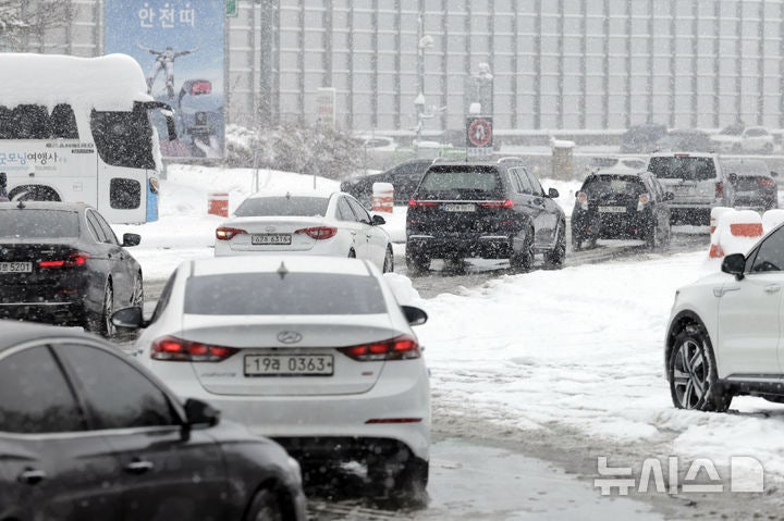 <b>폭설</b>에 '거북이 걸음'…오후 8시부터 <b>정체</b> 차츰 해소
