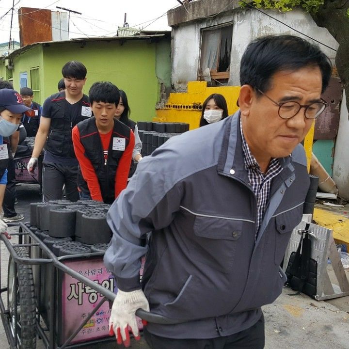 [λ=ý] ڿڵ Բ ź   Ȱ ϰ ִ  ʷϺ ( ). (=  ) 2025.01.29. photo@newsis.com *Ǹ  DB 