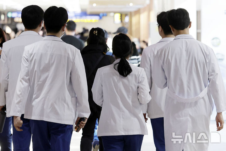 [서울=뉴시스] 최동준 기자 = 지난 15일 서울 시내 대학병원에서 의료진이 이동하고 있는 모습. 2025.01.15. photocdj@newsis.com