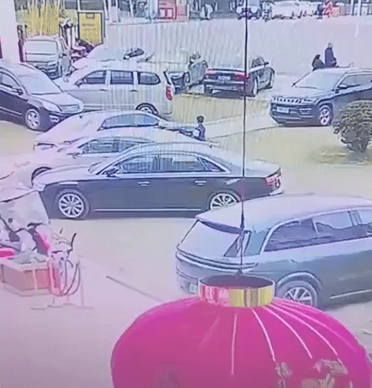 [서울=뉴시스]중국에서 한 소년이 맨홀에 폭죽을 던졌다가 폭발 사고가 발생했다.(사진=환구시보) *재판매 및 DB 금지