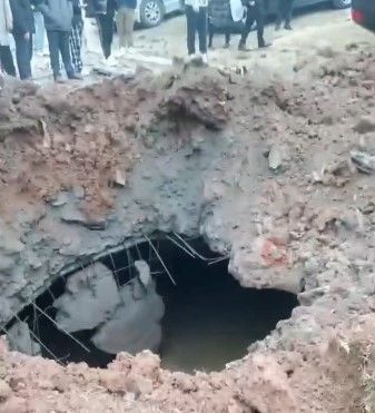 [서울=뉴시스]중국에서 한 소년이 맨홀에 폭죽을 던졌다가 폭발 사고가 발생했다.(사진=환구시보) *재판매 및 DB 금지